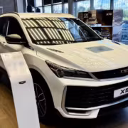 Belgee X50+ подорожал в России: топовые версии стоят 2,7 и 2,8 млн рублей 1 Белый кроссовер Geely X50+ на выставке