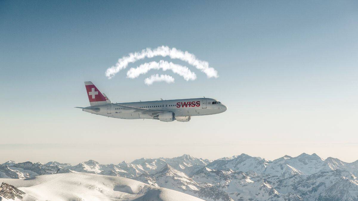 Самолёт SWISS в небе над горами и облаками starlink