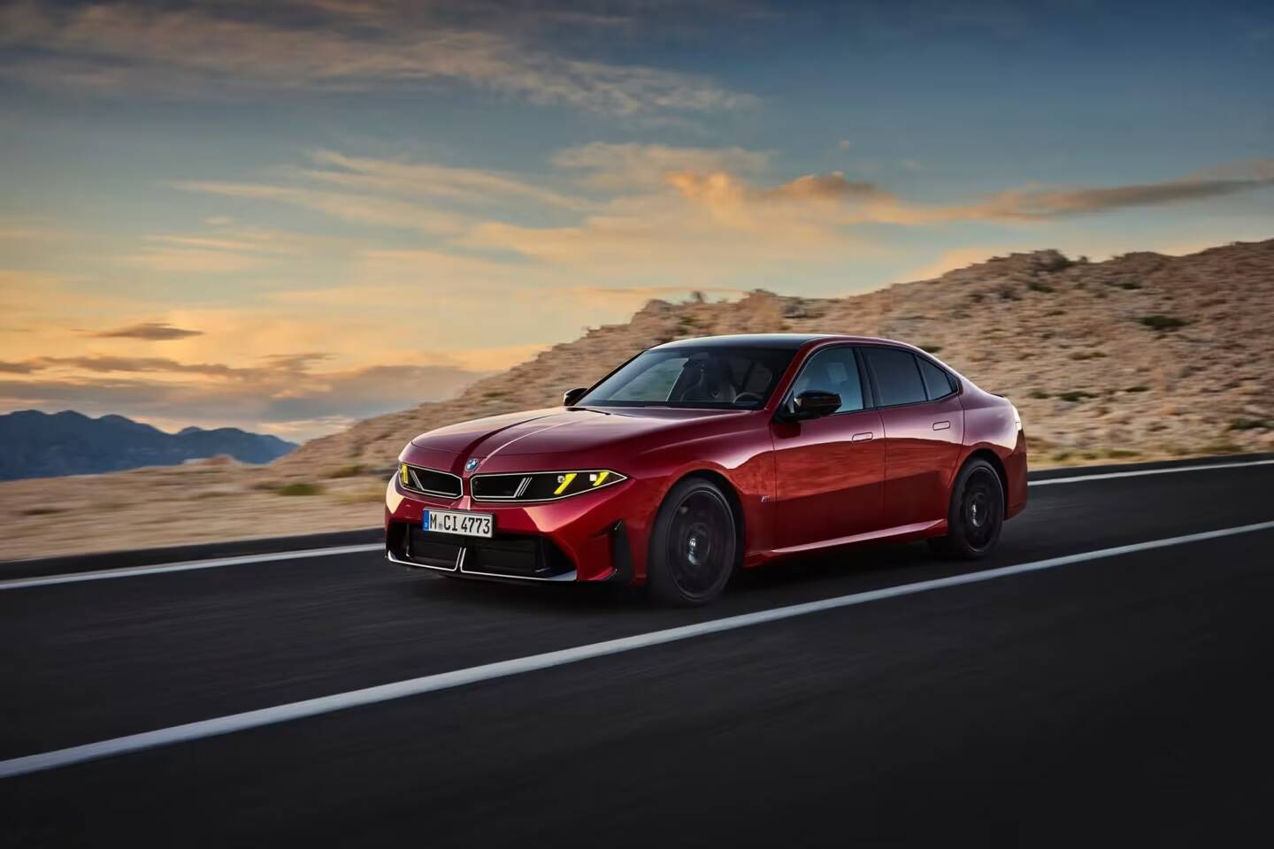 BMW 3 серии седан красный на дороге с горами