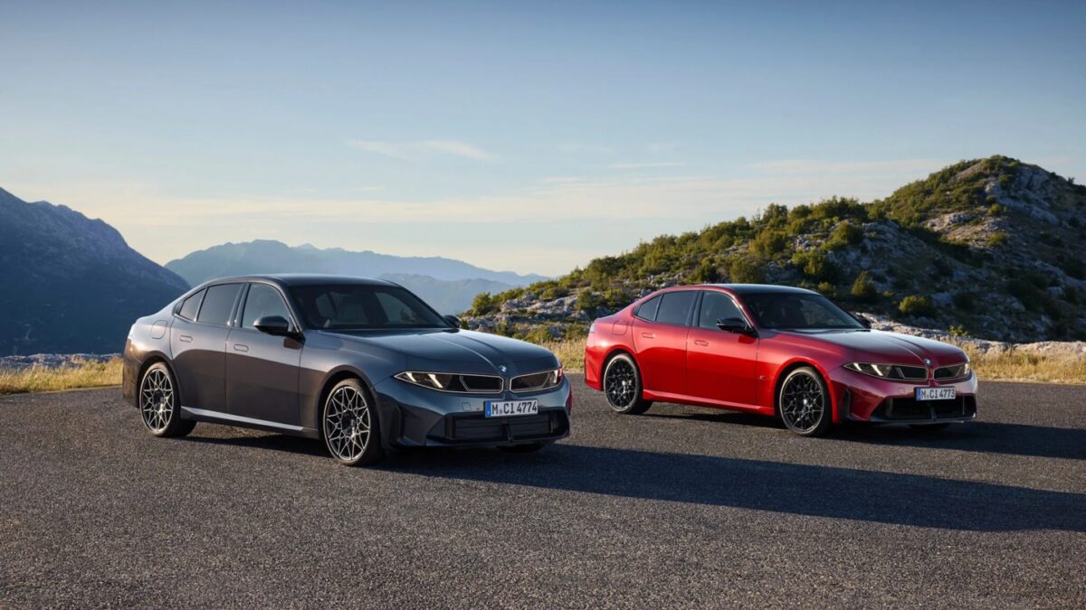 Две спортивные машины BMW 3 серии на дороге