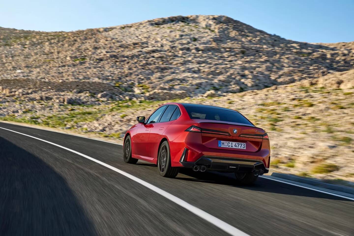 красный электромобиль BMW 3 серии с задним видом