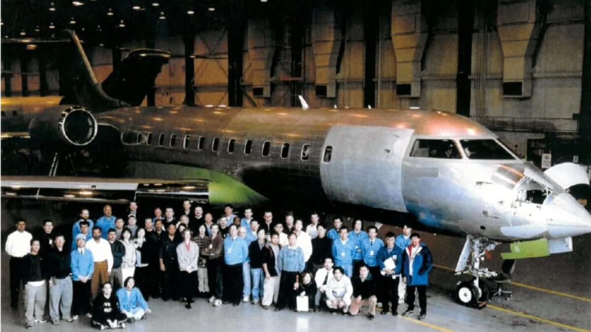 Группа людей у самолёта Bombardier Global 5500 и 6500
