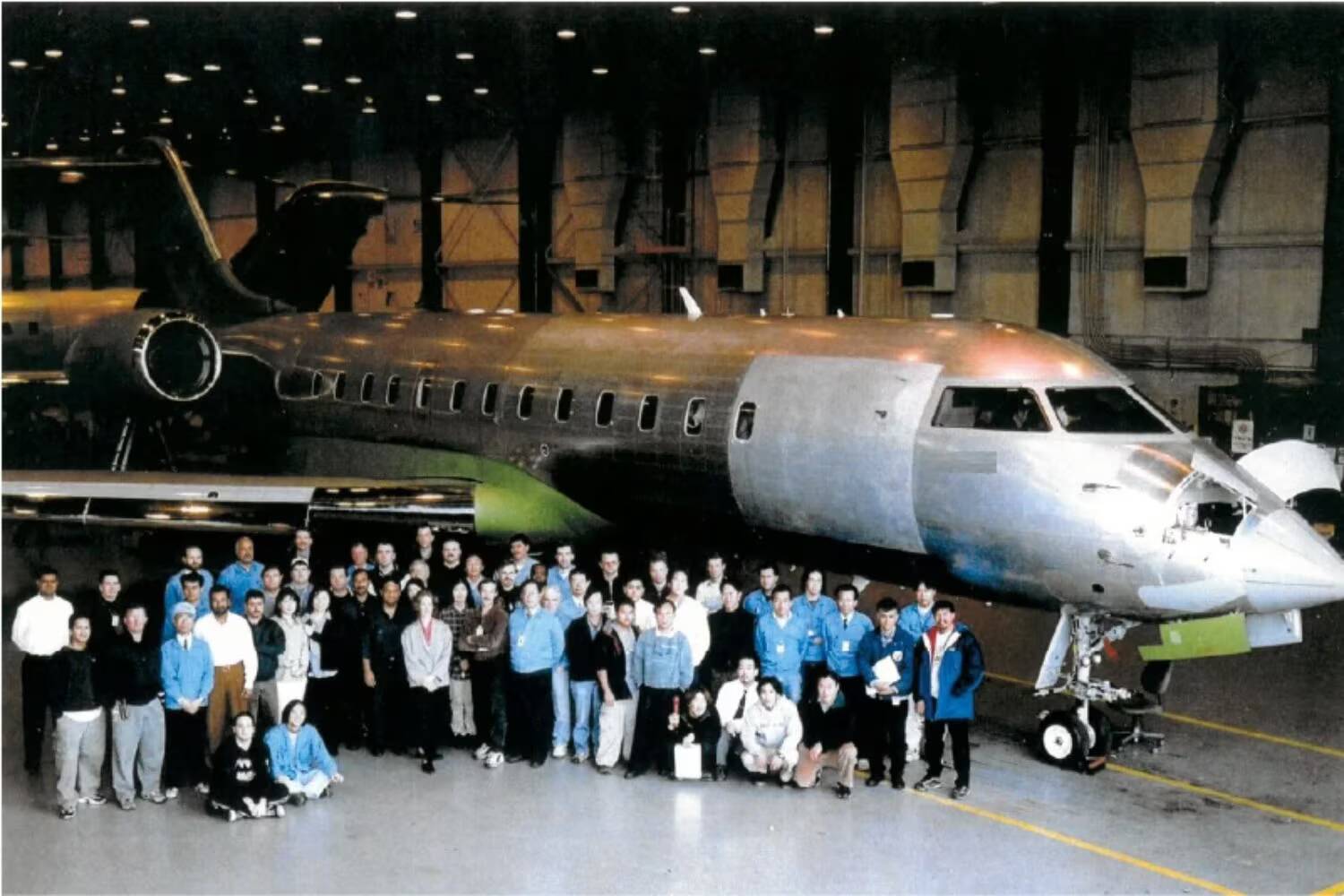 Группа людей у самолёта Bombardier Global 5500 и 6500