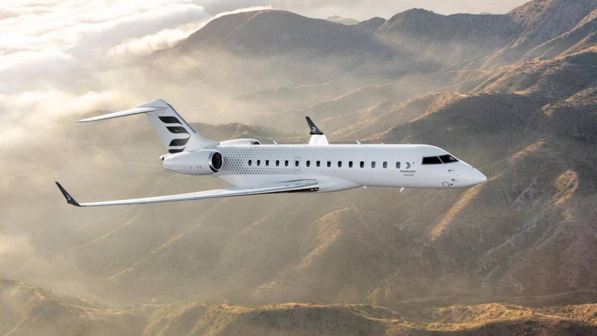 Самолет Bombardier Global 5500 летит над горами