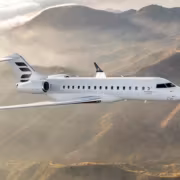 Самолет Bombardier Global 5500 летит над горами