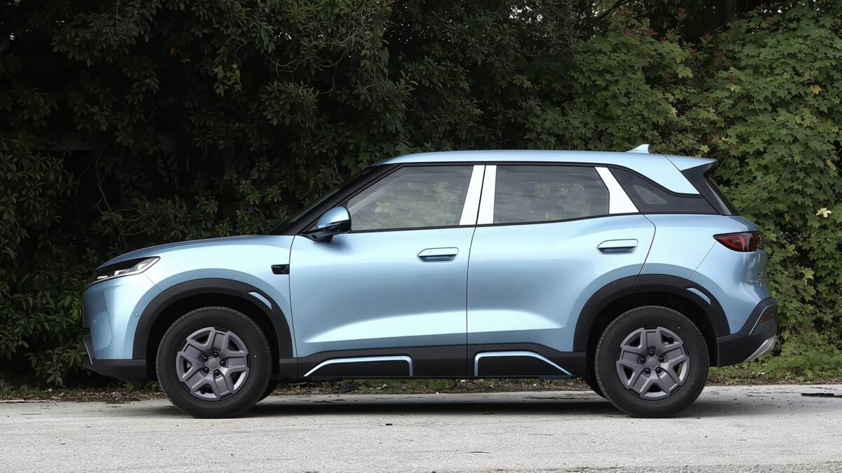 голубой электромобиль BYD Atto 2 на улице
