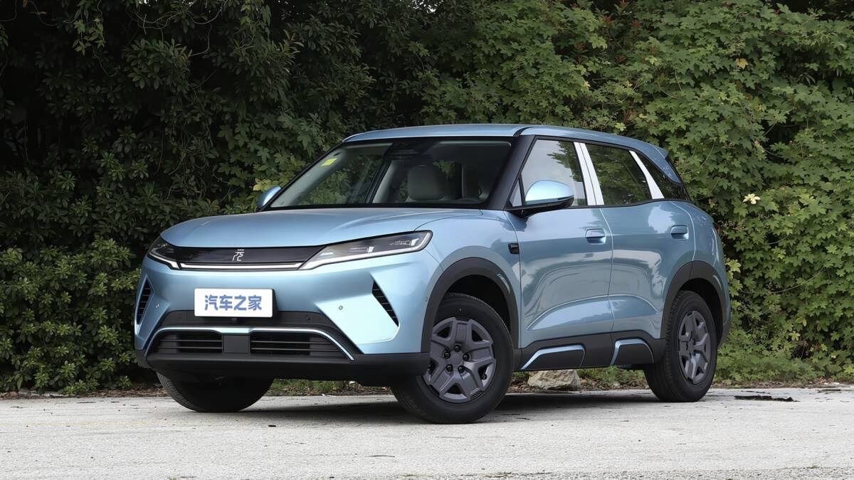 автомобиль BYD Atto 2 зелёный вид спереди