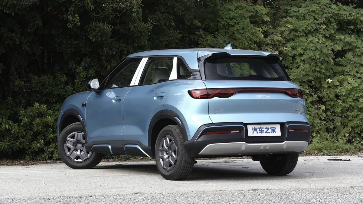 синий BYD Atto 2 электромобиль на улице