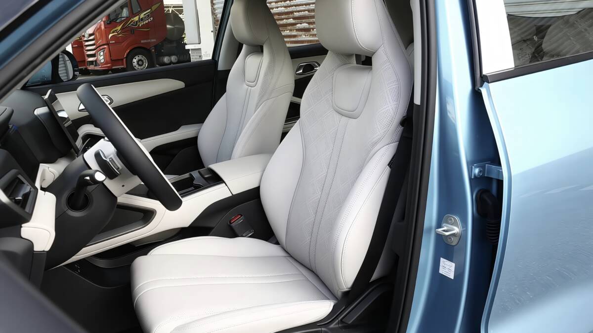 Интерьер электромобиля BYD Atto 2 передние сиденья