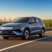 BYD вывела в Бразилии домашние солнечные комплекты на 600 кВт·ч в месяц 1 Электрический кроссовер BYD Song Pro на дороге