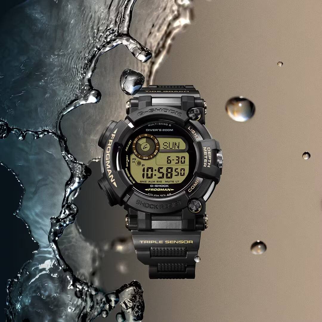 Цифровые часы G-Shock Frogman на водной поверхности