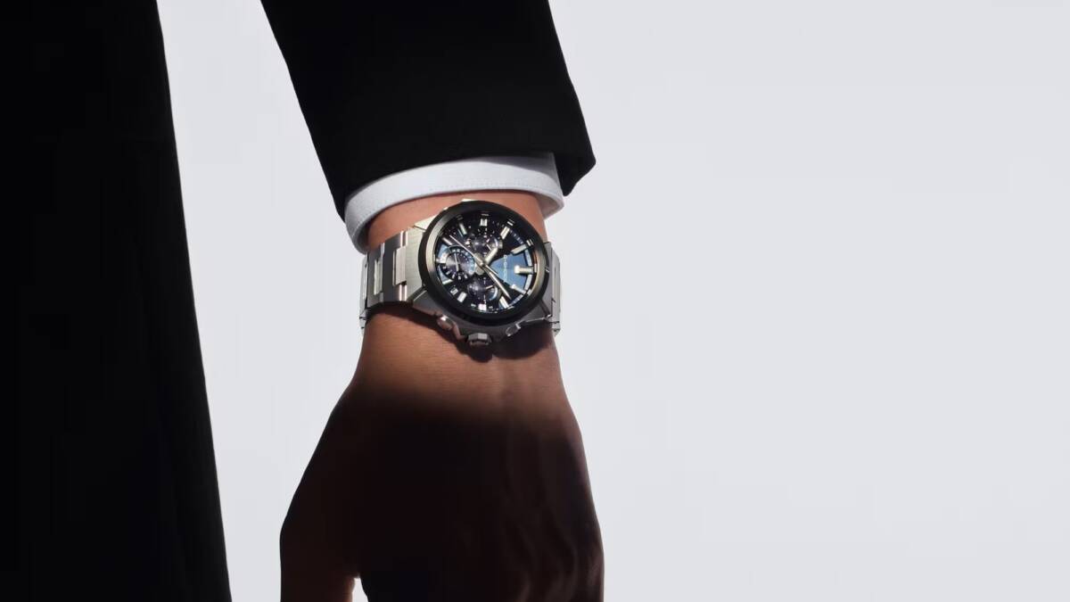 Рука в классическом костюме с часами Casio G-Steel GST-W1000