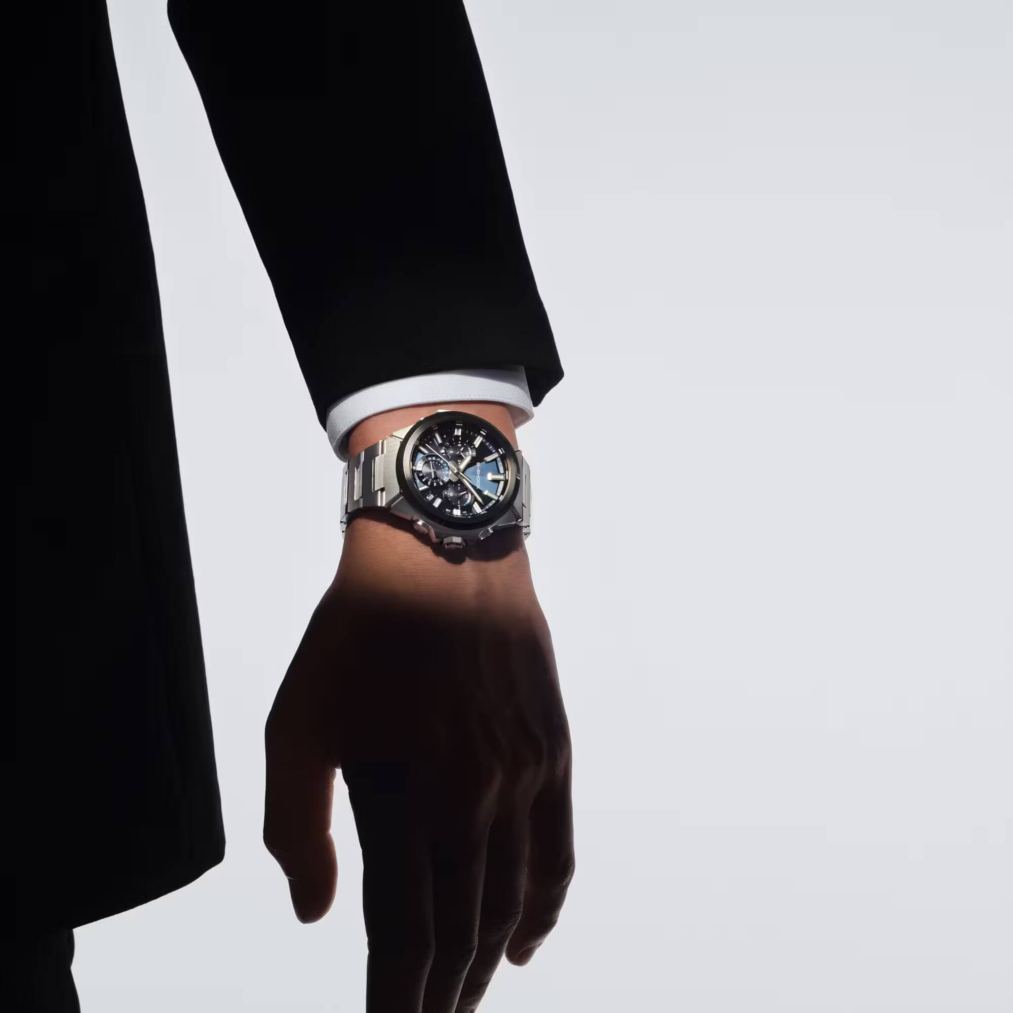 Рука в классическом костюме с часами Casio G-Steel GST-W1000