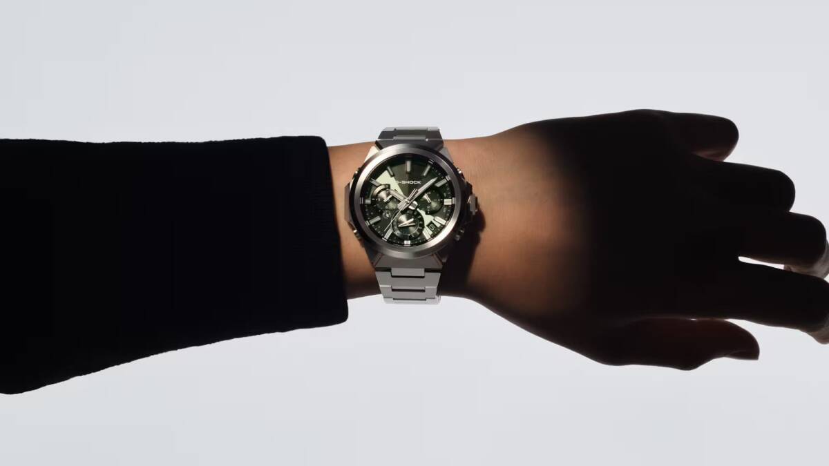 Рука в черных перчатках с часами Casio G-Shock GST-W1000