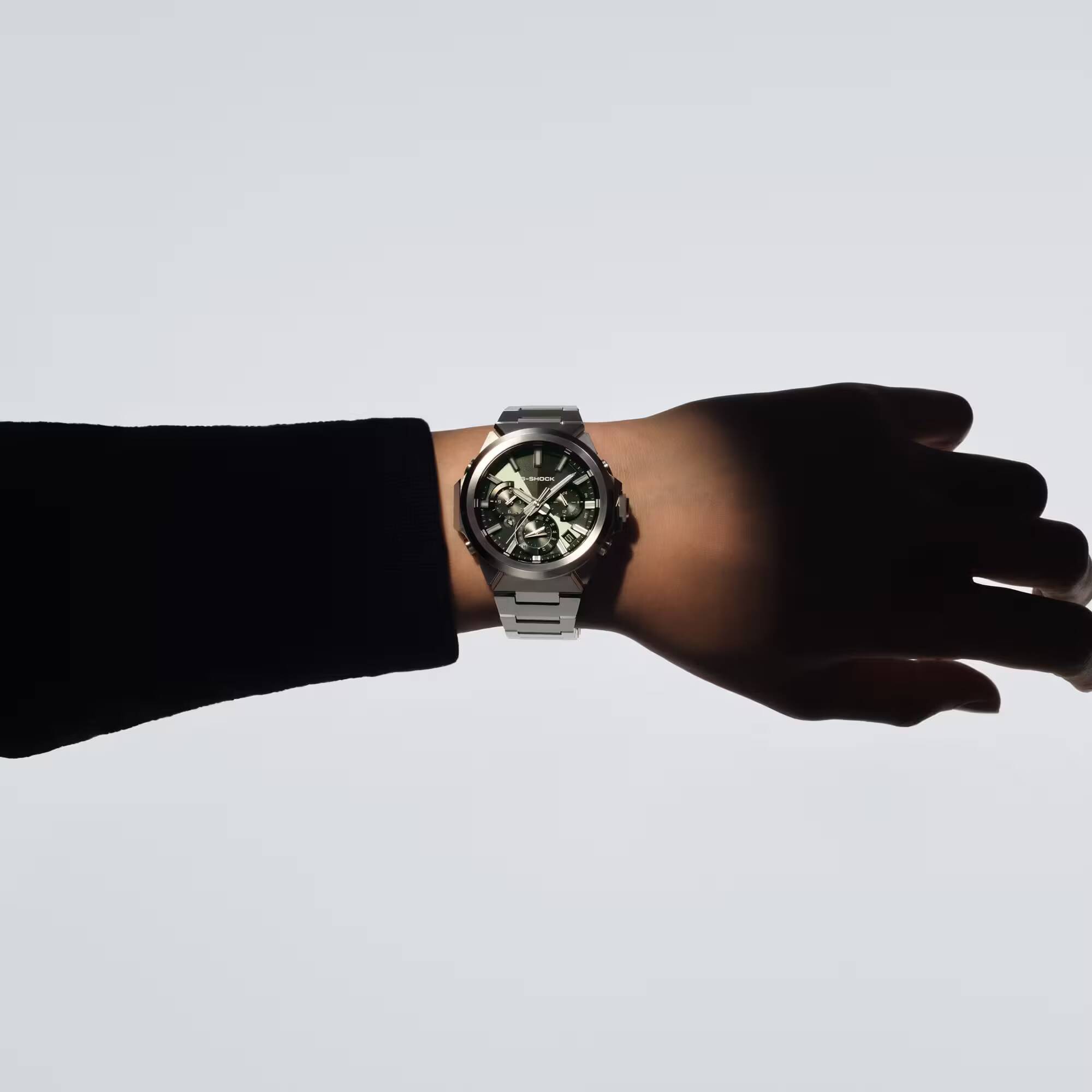 Рука в черных перчатках с часами Casio G-Shock GST-W1000