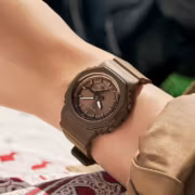 Casio выпустила компактные G-Shock GMA-P2110B за ₹9 195 в Индии 8 Крупные мужские часы Casio G-Shock GMA-P2110B на руке