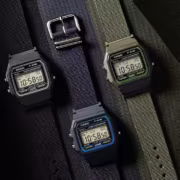 Casio выпустила в США часы F-91WF с ремешком из переработанного пластика 1 Три черных цифровых часы Casio F-91WF с ремешками из переработанного пластика