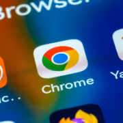 Экран смартфона с иконками DuckDuckGo Chrome Yandex Browser
