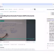 Экран компьютера с открытым курсом по экономике и заметки