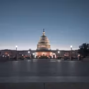 Капитолий США ночью, здание с куполом и освещёнными окнами