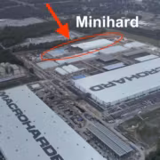 Облако, парковка, здание Minhard, логотип SpaceX, объекты на площадке