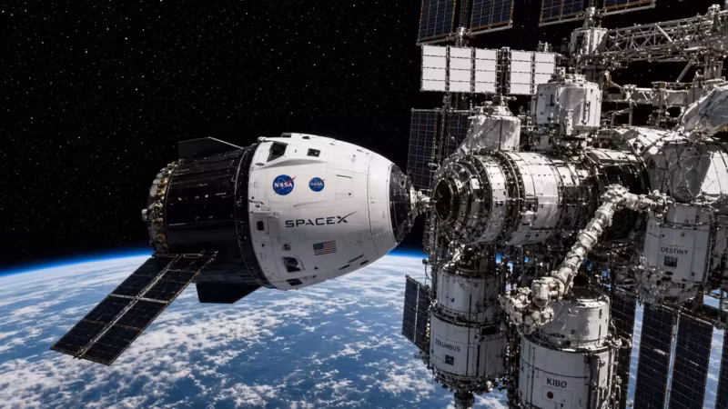 Космический корабль Crew Dragon с российским космонавтом Тетерятниковым