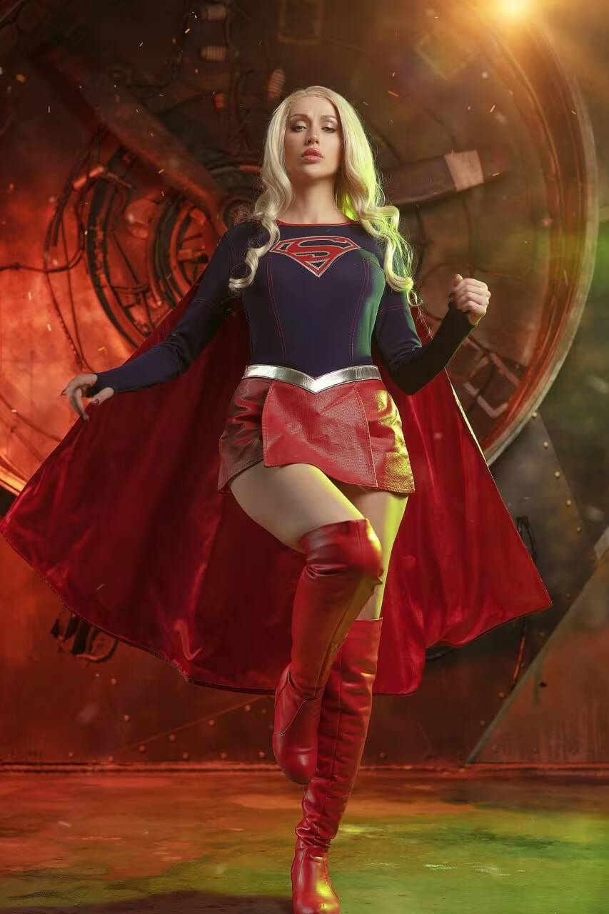 Косплей Супергёрл из DC Лера Химера в костюме с плащом и высокими сапогами