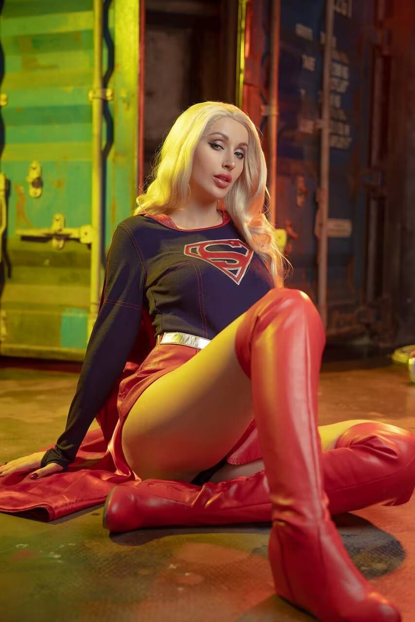 Лера Химера в красном костюме Супергёрл из DC
