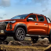 Красный пикап Changan Hunter Plus на каменистой местности