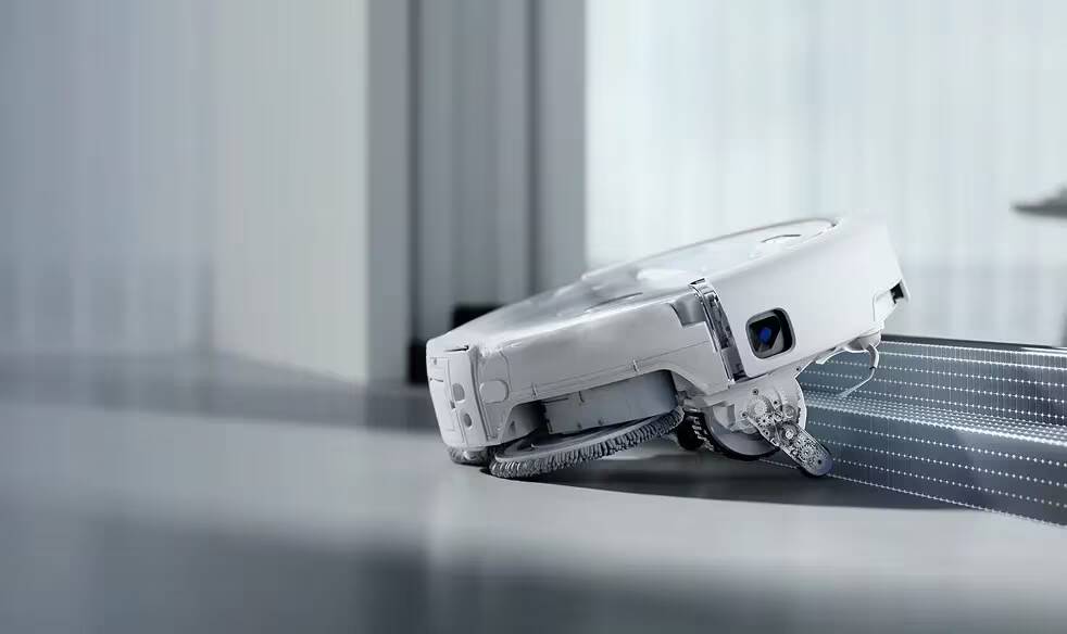 Робот DJI Romo 2 на гладкой поверхности