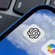 смартфон с приложением ChatGPT и другим приложением на экране