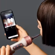 Dyson выпустила электрическую щётку с камерой за $499.99 1 Девушка используют Dyson электрошвабку с камерой