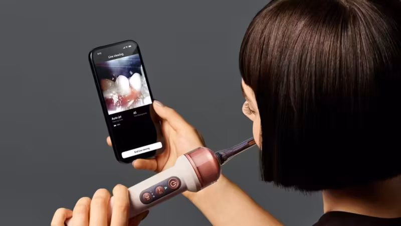 Девушка используют Dyson электрошвабку с камерой