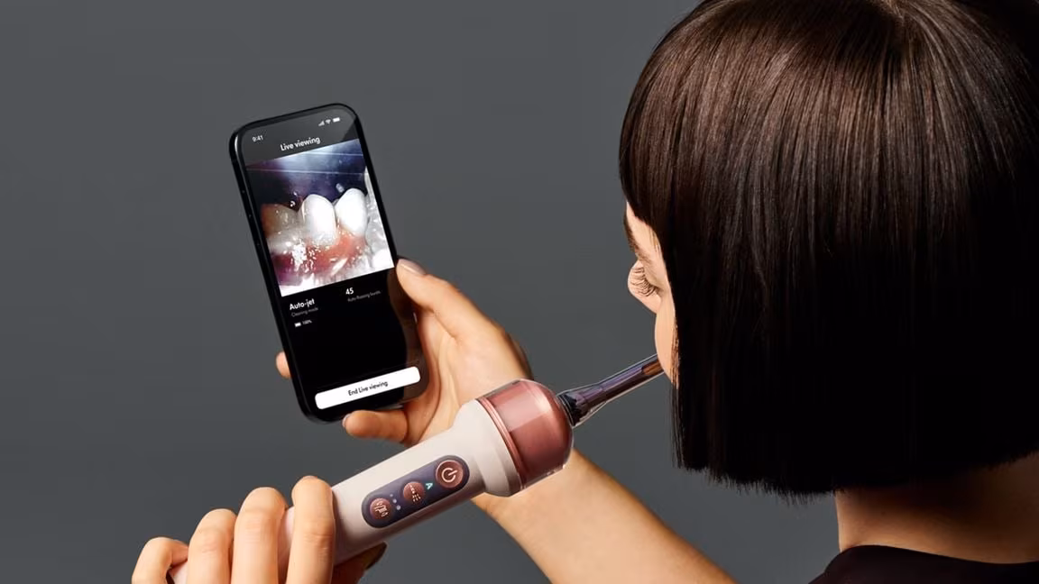 Dyson выпустила электрическую щётку с камерой за $499.99 4 Девушка используют Dyson электрошвабку с камерой
