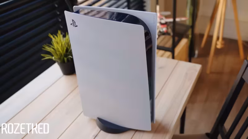 Консоль PlayStation 5 на деревянном столе