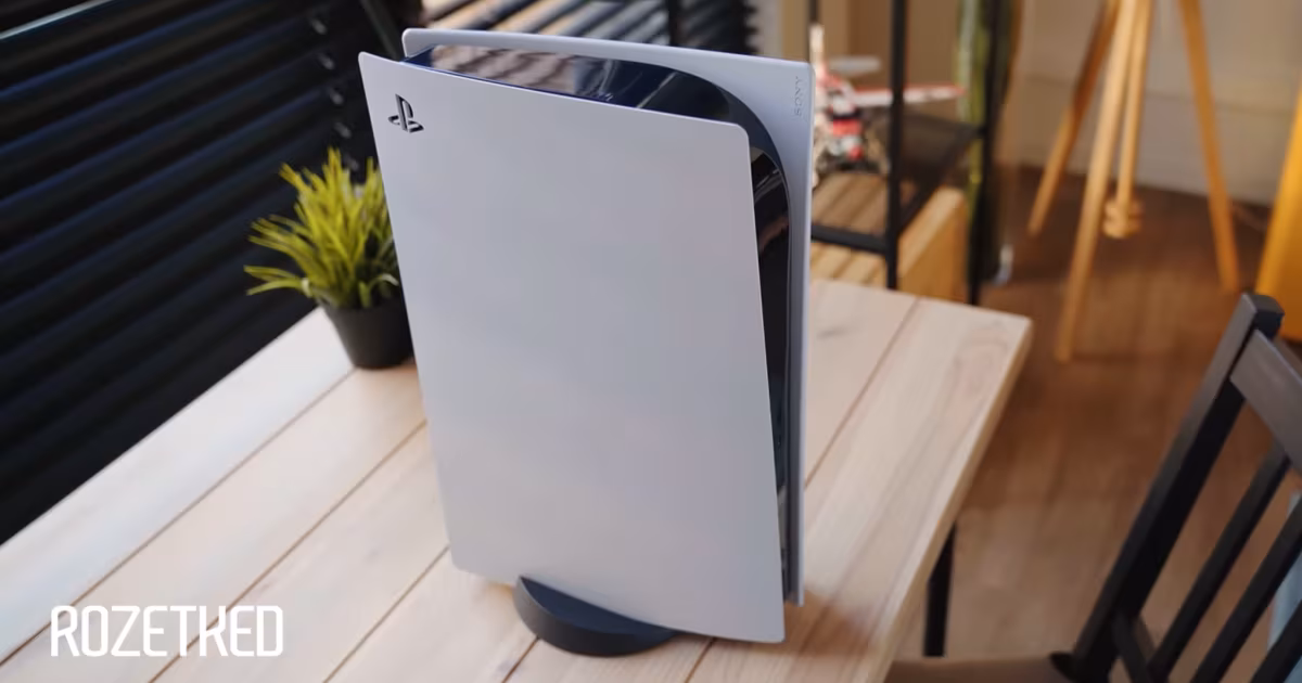 Консоль PlayStation 5 на деревянном столе