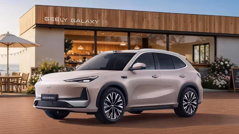 Электромобиль Geely EX5 на фоне здания зала