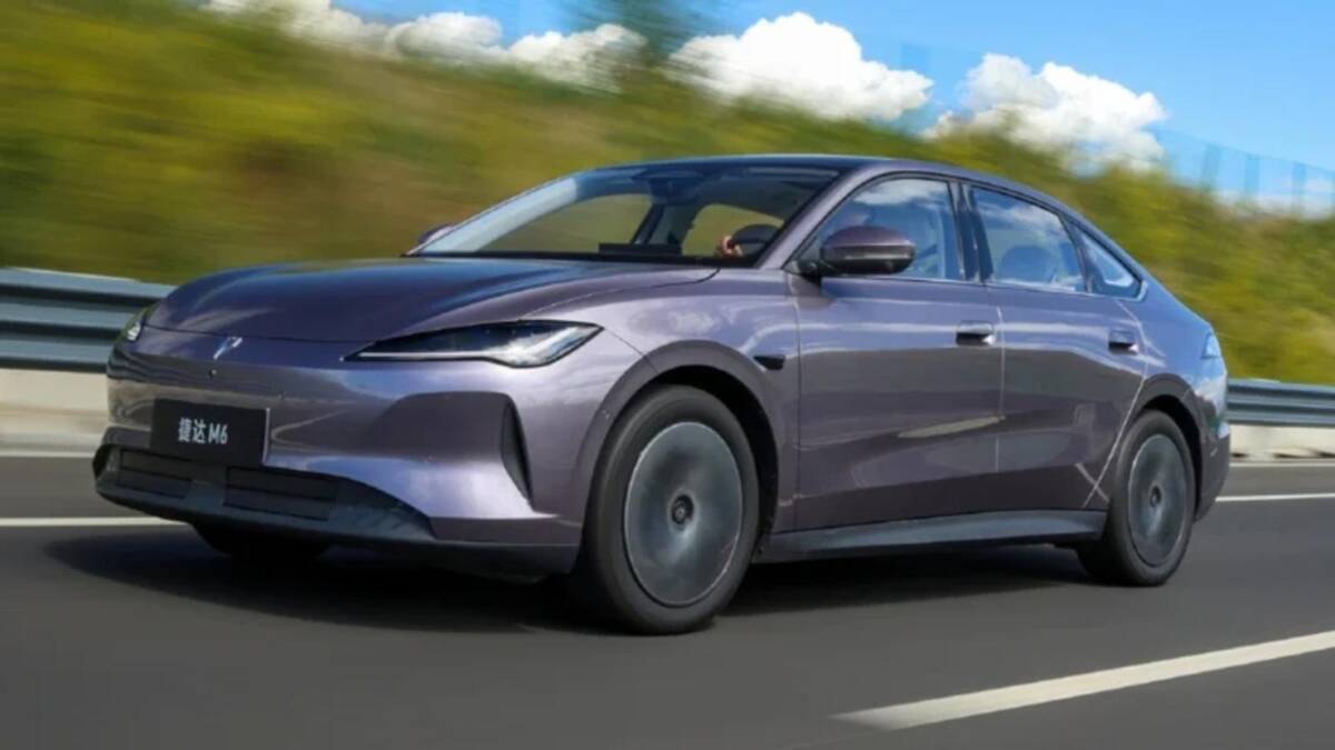 Электроседан Jetta M6 вышел на предзаказы в Китае от $12 035 11 Электроседан Jetta M6 едет по дороге