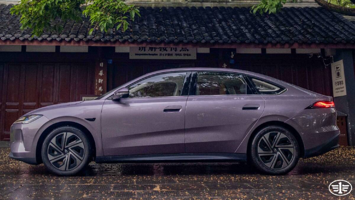 Электроседан Jetta M6 вышел на предзаказы в Китае от $12 035 2 Электроседан Jetta M6 на фоне деревянной стены и дерева