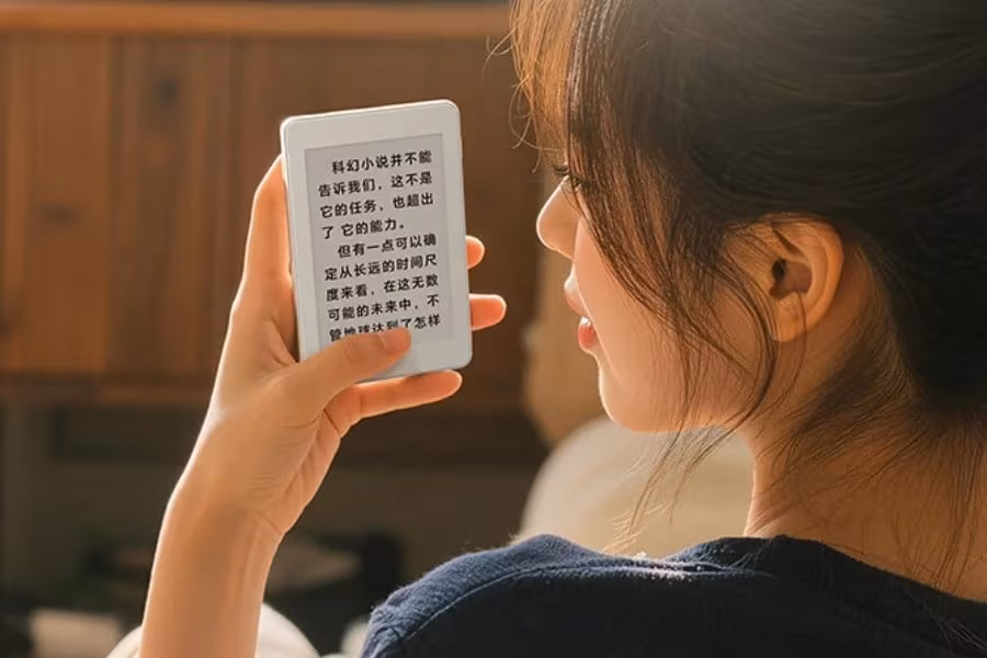 Человек держит телефон Honor Life S3 с текстом