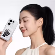 Женщина держит Honor Life S3 с чёрной кошкой