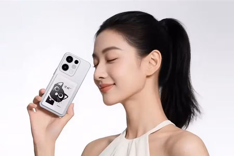 Женщина держит Honor Life S3 с чёрной кошкой