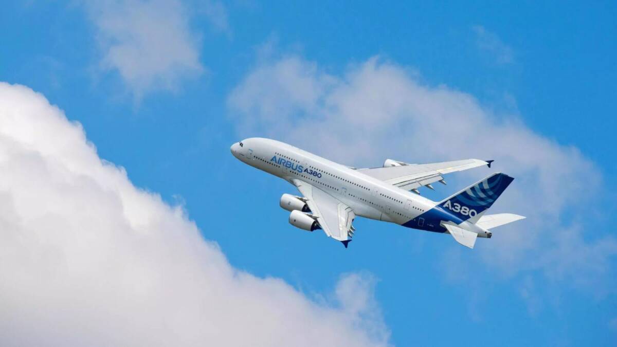 Пассажирский самолет Airbus A380 в небе