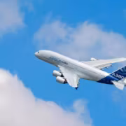 Пассажирский самолет Airbus A380 в небе