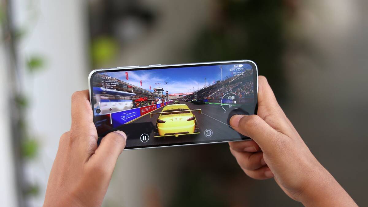 Exynos 2700 показали на схеме: 2-нм чип с двумя prime-ядрами 2 игроки гонки играют на мобильном телефоне Exynos 2700