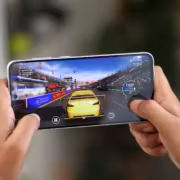 игроки гонки играют на мобильном телефоне Exynos 2700