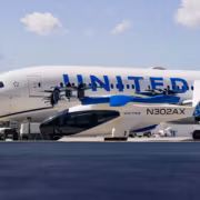 Самолет Boeing 777 United Airlines на стоянке FAA Smart