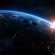 FCC разрешила SpaceX передавать звонки Starlink Mobile через границы 1 Космический спутник Starlink SpaceX над Землёй в космосе