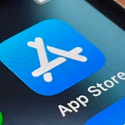 иконка App Store на смартфоне с зелёной и синей рамкой
