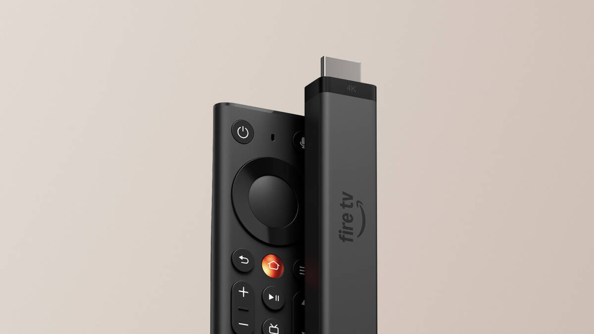Пульт и Fire TV Stick 4K вблизи. Тонкий пульт с кнопками